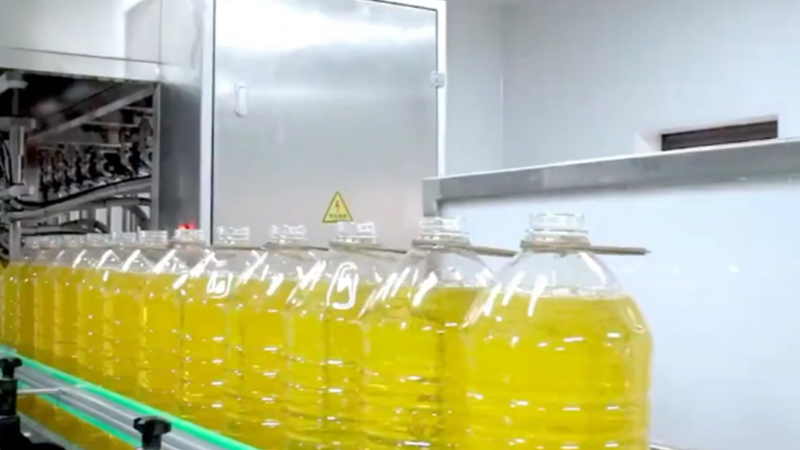 Edible oil automatic filling machine ensures production quality and hygiene Edible oil automatic filling machine ensures production quality and hygiene