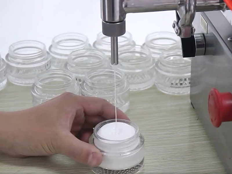 Semi-automatic liquid filling machine and its application Semi-automatic liquid filling machine and its application