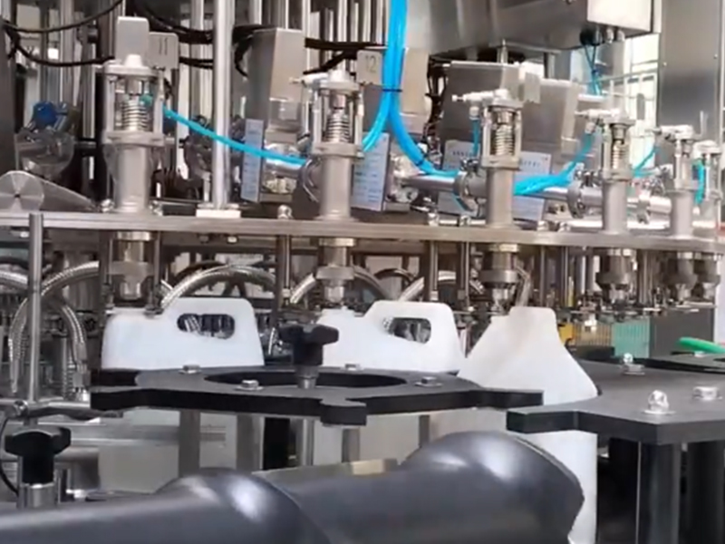 Bottled liquid filling machine: the core equipment of modern production line