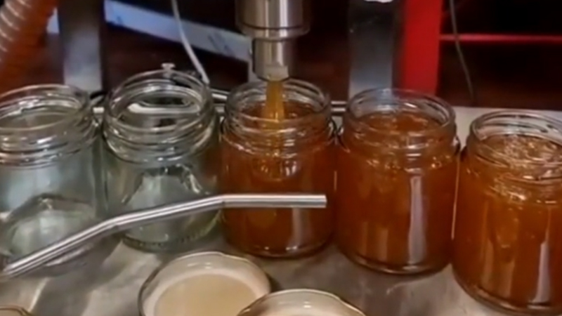 Chili sauce glass bottle automatic quantitative weighing and precise filling production line